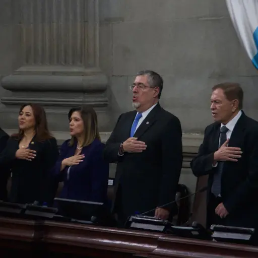 Los presidentes del Ejecutivo, Bernardo Arévalo; y del Legislativo, Luis Contreras, entre otras autoridades de ambos organismos en la sesión solemne del 2 de junio de 2026 para conmemorar el aniversario de la Constitución. ,Omar Solís/Emisoras Unidas