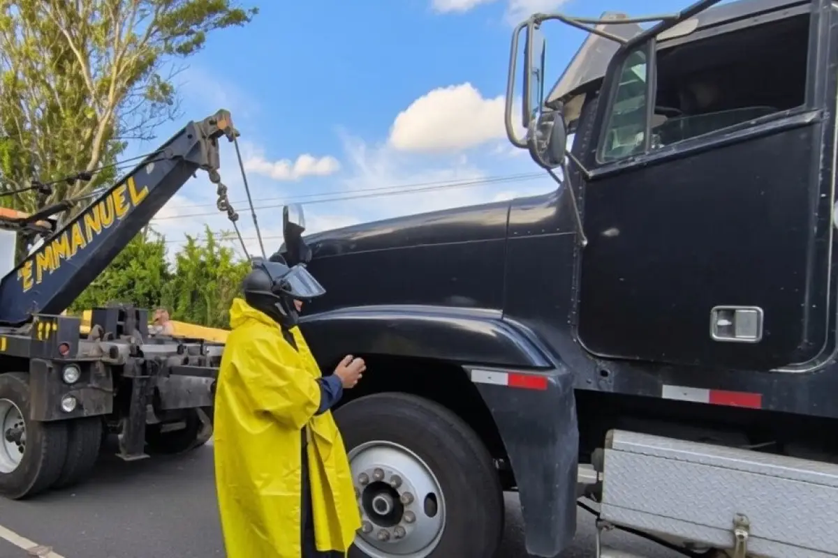Tráiler averiado en colonia Las Charcas, zona 11., PMT capitalina/Montejo