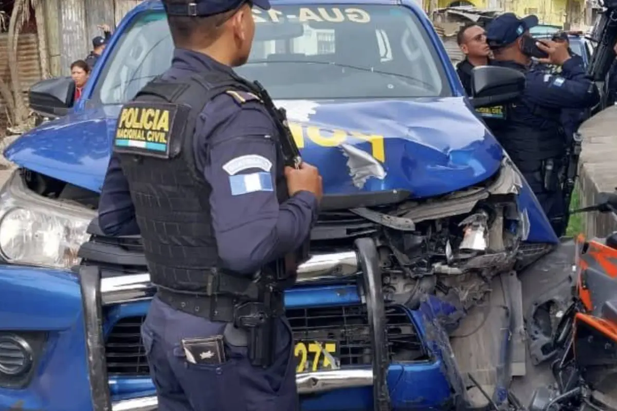 PNC recupera vehículo tras persecución y captura a dos sospechosos., Captura de pantalla video de X.
