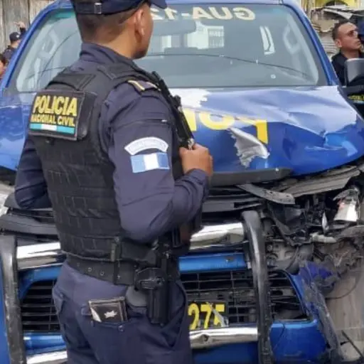 PNC recupera vehículo tras persecución y captura a dos sospechosos. ,Captura de pantalla video de X.