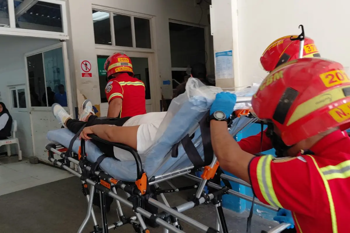 Las mujeres heridas tras el ataque armado en zona 7 de Mixco son ingresadas al hospital., Bomberos Municipales
