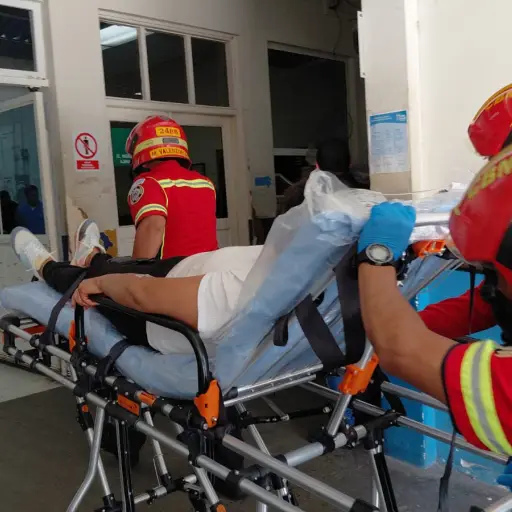 Las mujeres heridas tras el ataque armado en zona 7 de Mixco son ingresadas al hospital. ,Bomberos Municipales