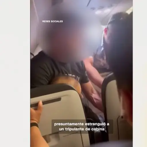 Pasajero intentó abrir puerta de emergencia en pleno vuelo ,Captura de video