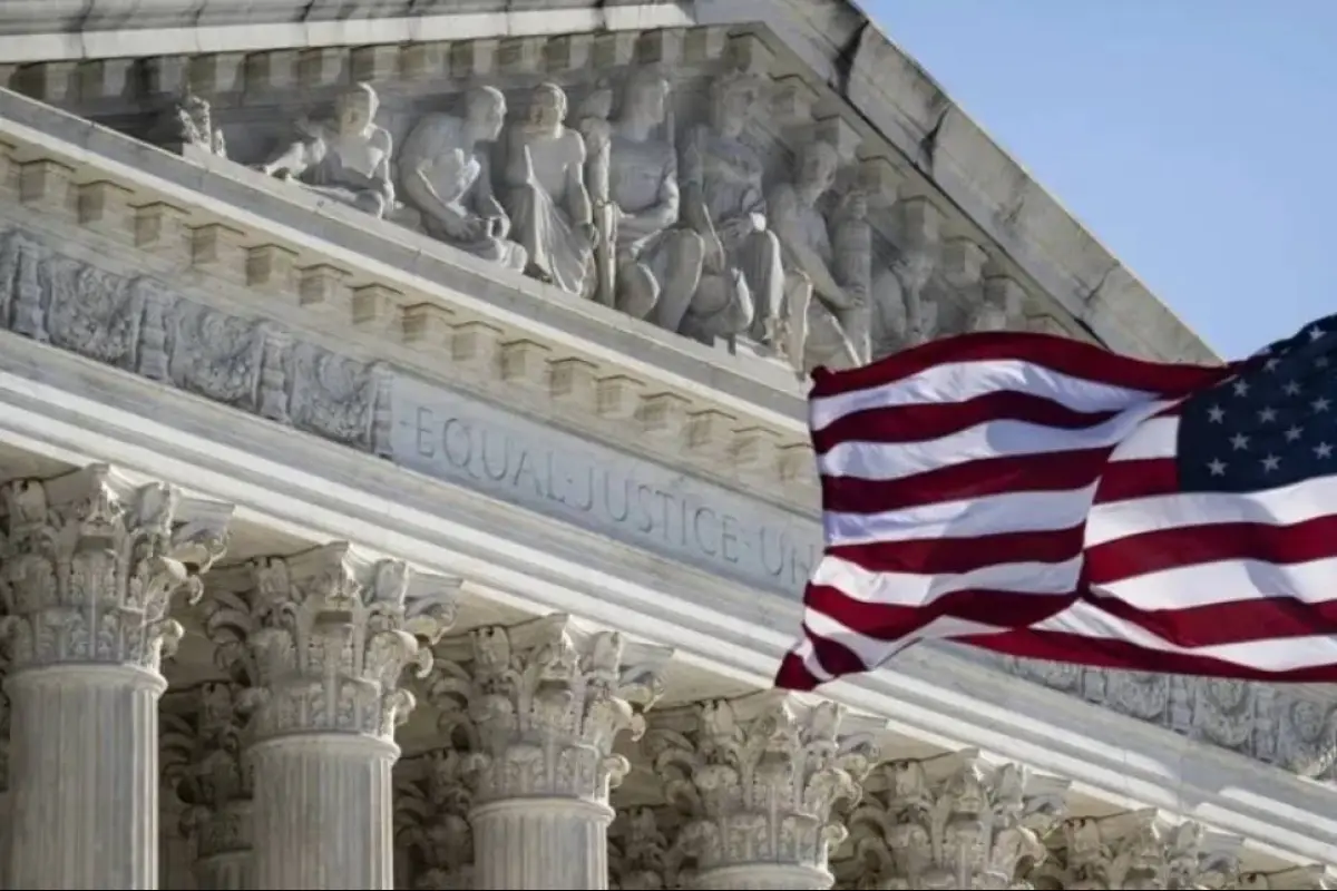 Fotografía de archivo de una bandera estadounidense frente a la sede de la Corte Suprema, en Washington. , Ilustrativa de archivo: EFE