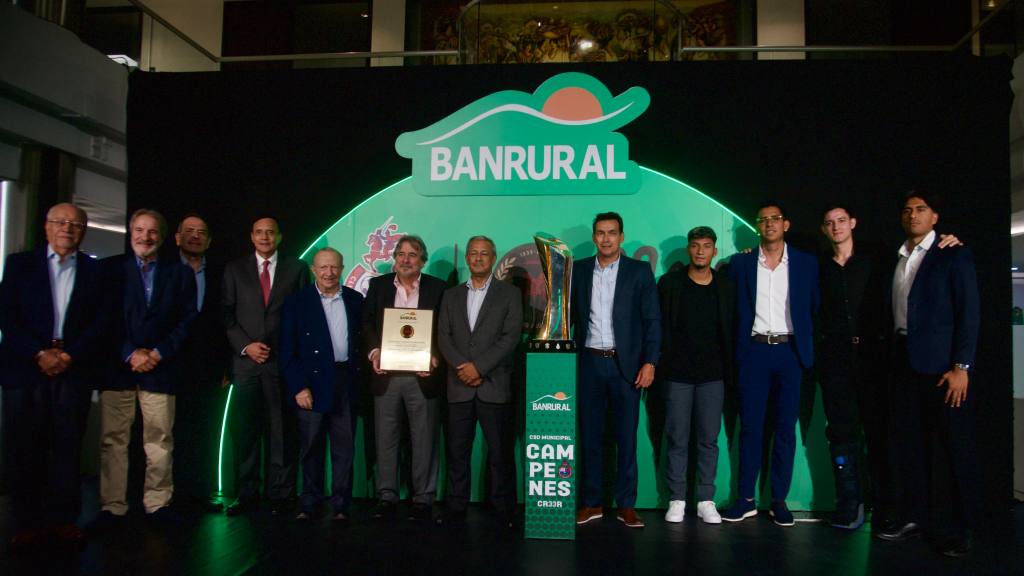 Banrural reconoce a Municipal por su 90 aniversario  | Omar Solís