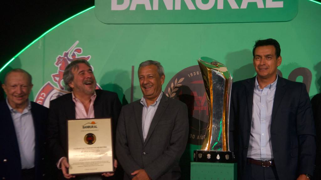 Banrural reconoce a Municipal por su 90 aniversario  | Omar Solís