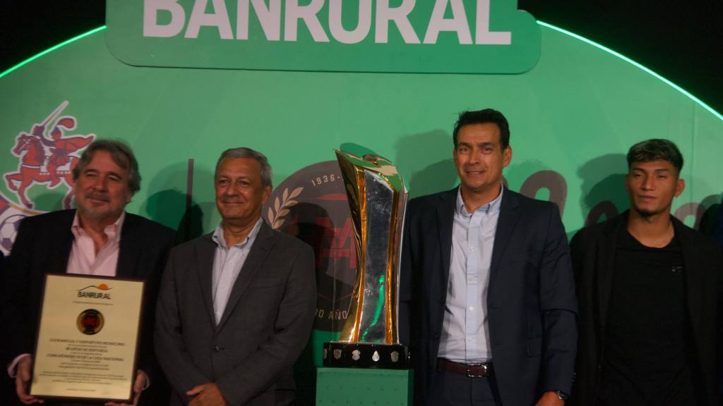 Banrural reconoce a Municipal por su 90 aniversario  | Omar Solís