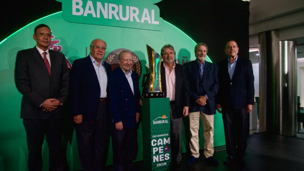 Banrural reconoce a Municipal por su 90 aniversario  | Omar Solís
