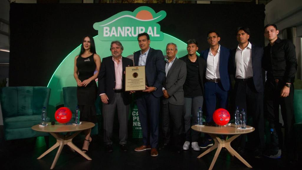 Banrural reconoce a Municipal por su 90 aniversario  | Omar Solís