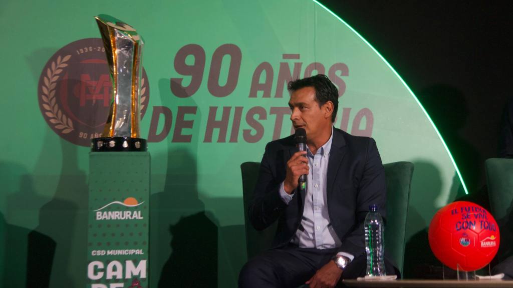 Banrural reconoce a Municipal por su 90 aniversario  | Omar Solís