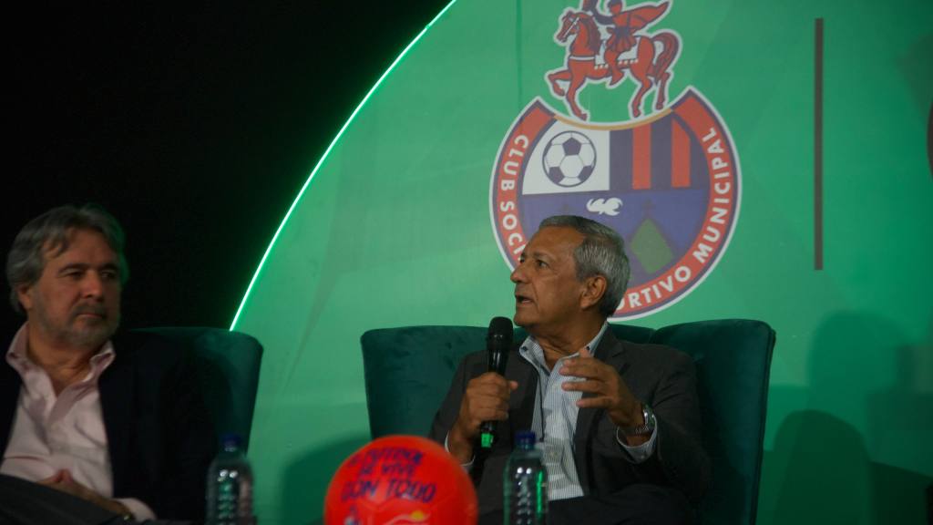 Banrural reconoce a Municipal por su 90 aniversario  | Omar Solís