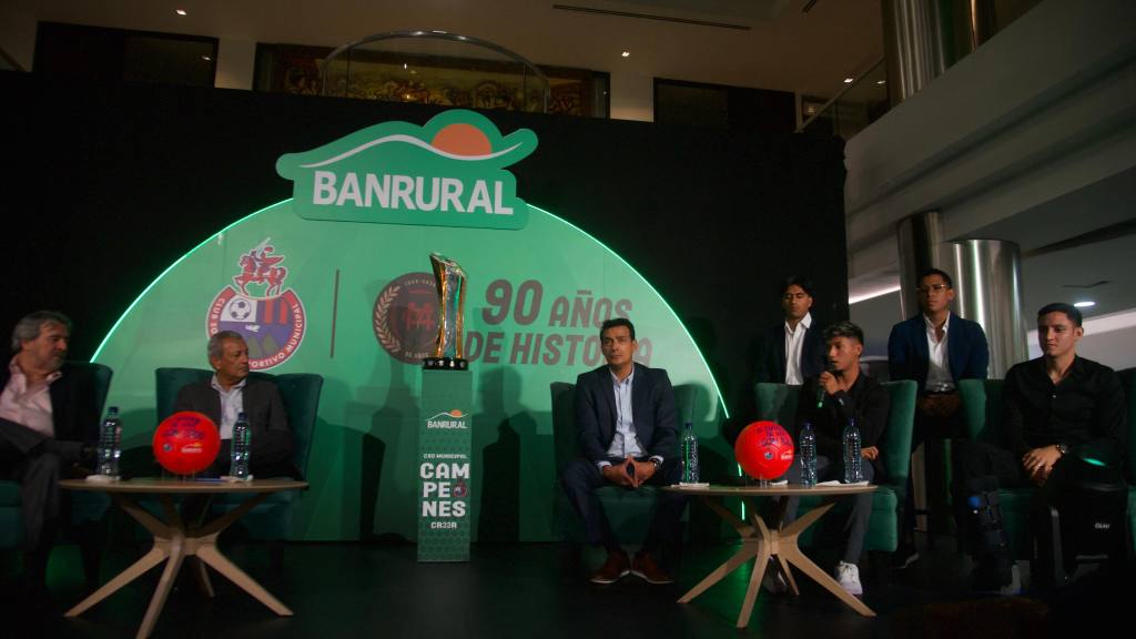 Banrural reconoce a Municipal por su 90 aniversario  | Omar Solís