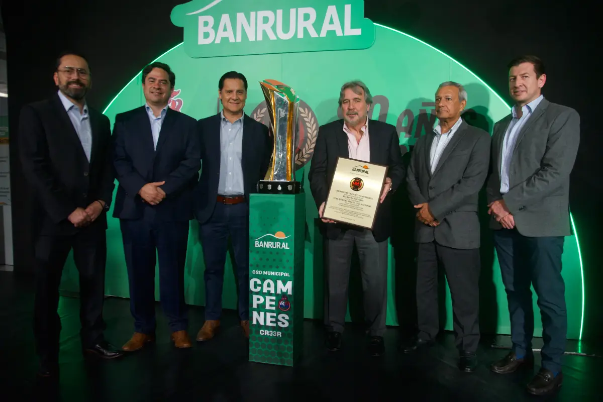 Municipal recibe plaqueta de homenaje por parte de Banrural 
