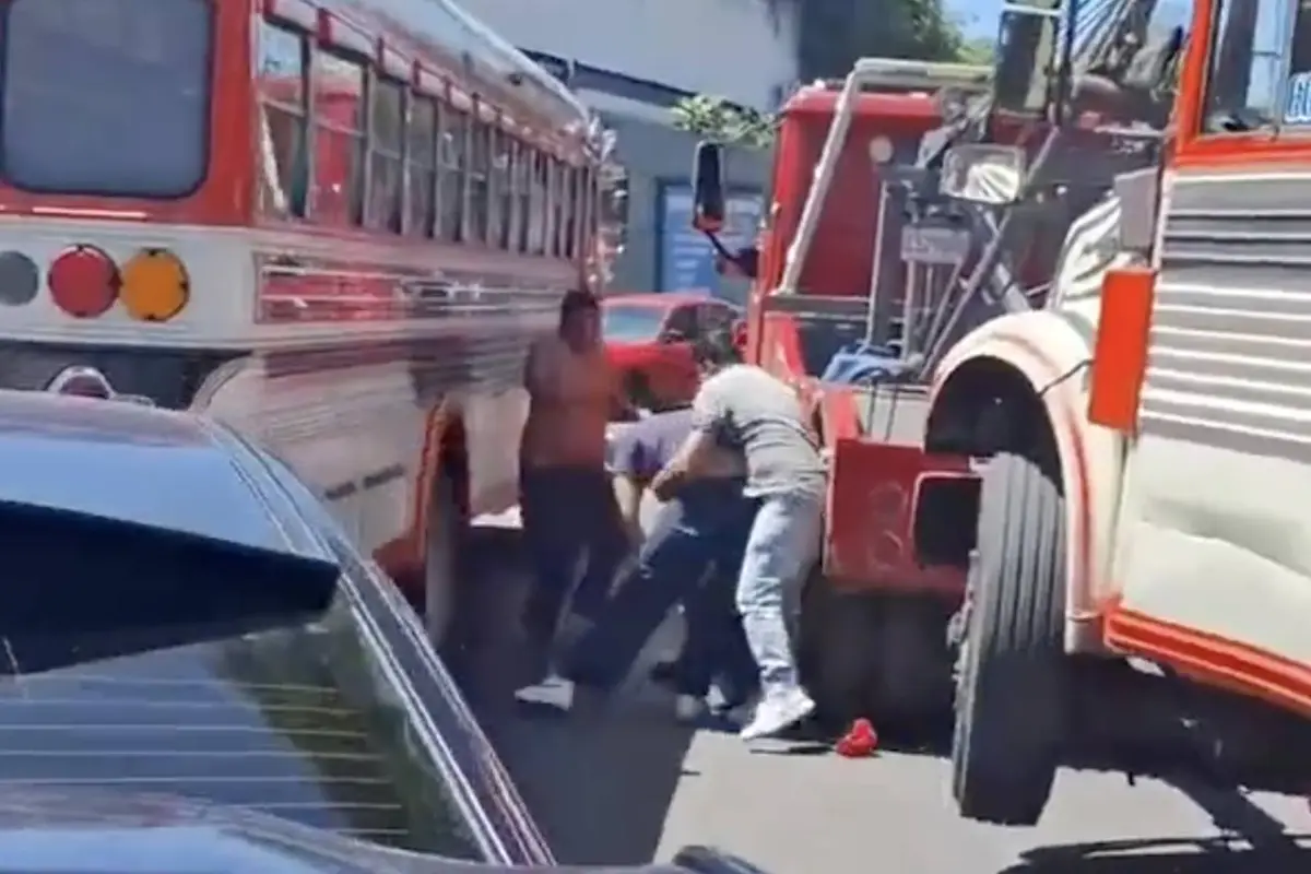 Pelea en medio del tránsito., Captura de pantalla video de X.