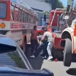 VIDEO. Pelea entre pilotos y ayudante de bus paraliza el tránsito en Villa Nuevat