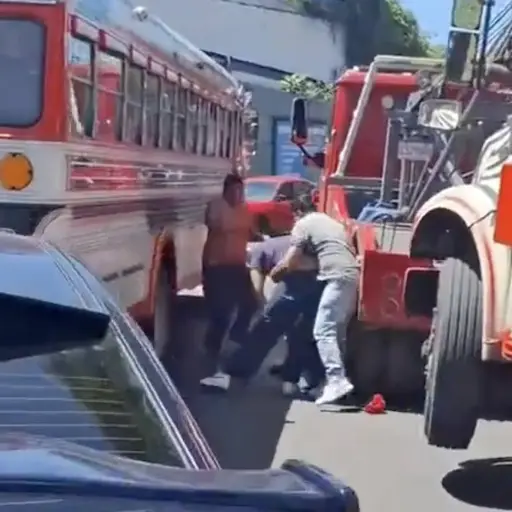 Pelea en medio del tránsito. ,Captura de pantalla video de X.