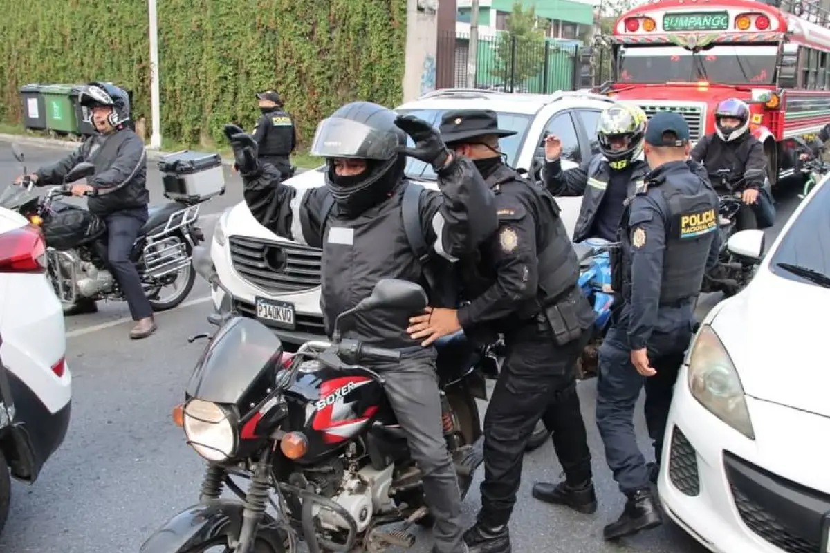 Diligencias en la calzada Roosevelt como parte del "Plan Semáforo"., PNC