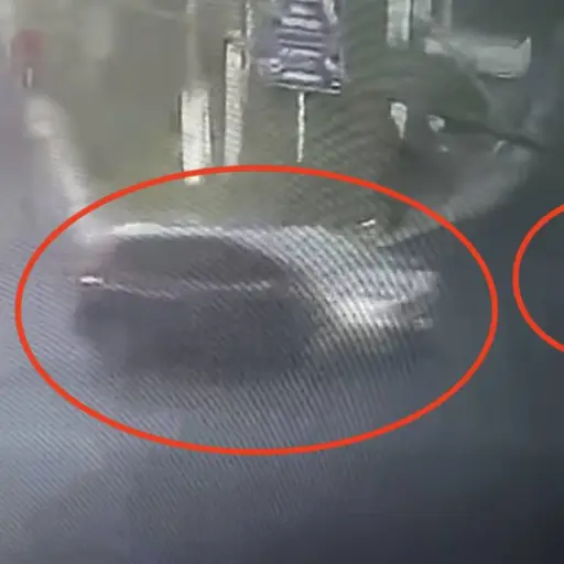 Automovilista atropella a agente de la PMT. ,Captura de pantalla video de Facebook.