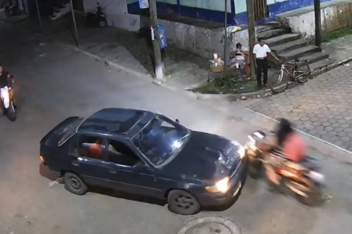 Mujer embarazada resulta atropellada en accidente de tránsito en San Sebastián Retalhuleu., Captura de pantalla video de Facebook.