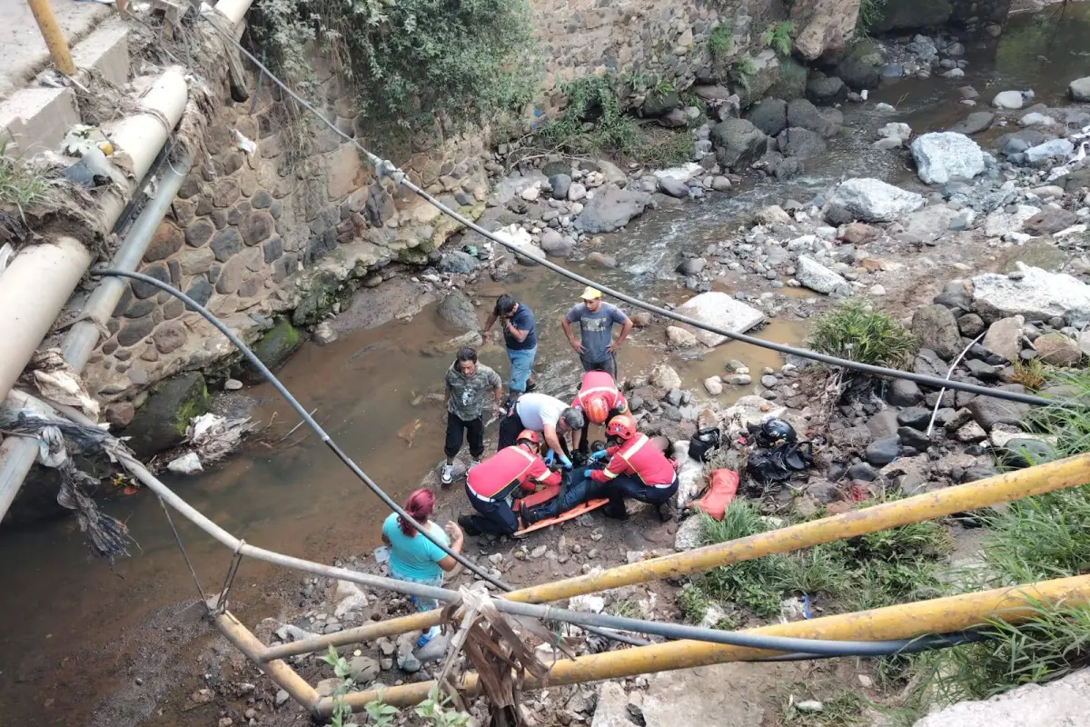 El motorista que cayó bajo el puente fue rescatado por los cuerpos de socorro., Bomberos Municipales