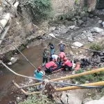 El motorista que cayó bajo el puente fue rescatado por los cuerpos de socorro. ,Bomberos Municipales