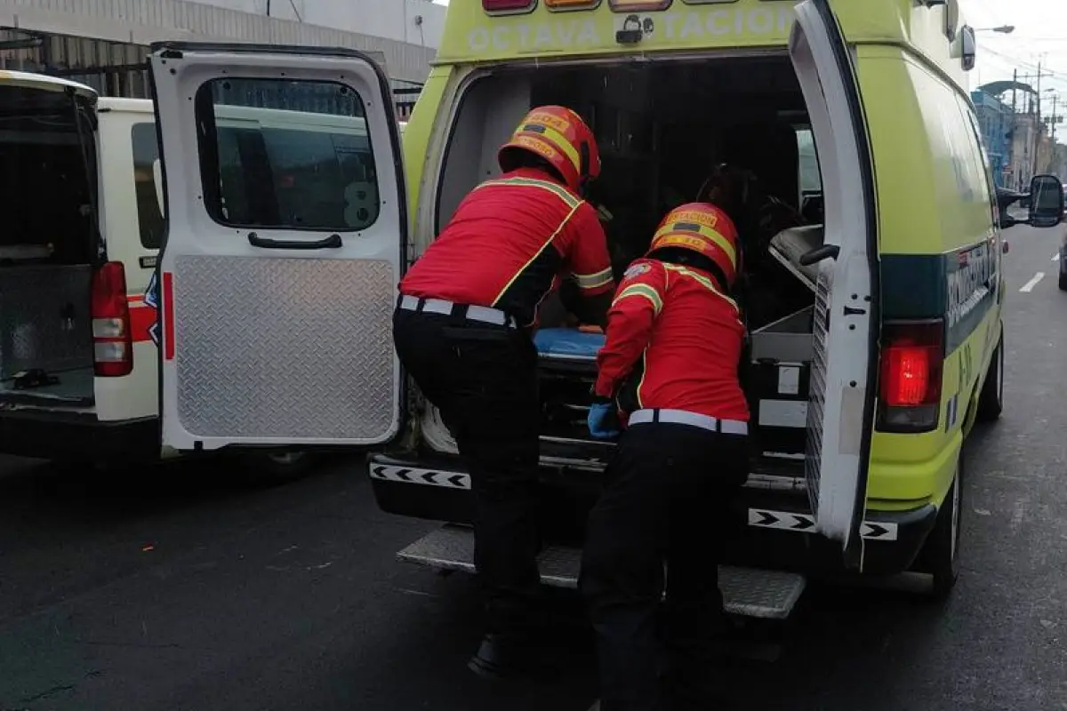 Cuerpos de socorro ingresan a un paciente al hospital general San Juan de Dios., Ilustrativa de archivo: Bomberos Municipales