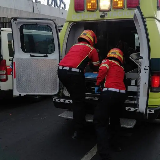 Cuerpos de socorro ingresan a un paciente al hospital general San Juan de Dios. ,Ilustrativa de archivo: Bomberos Municipales