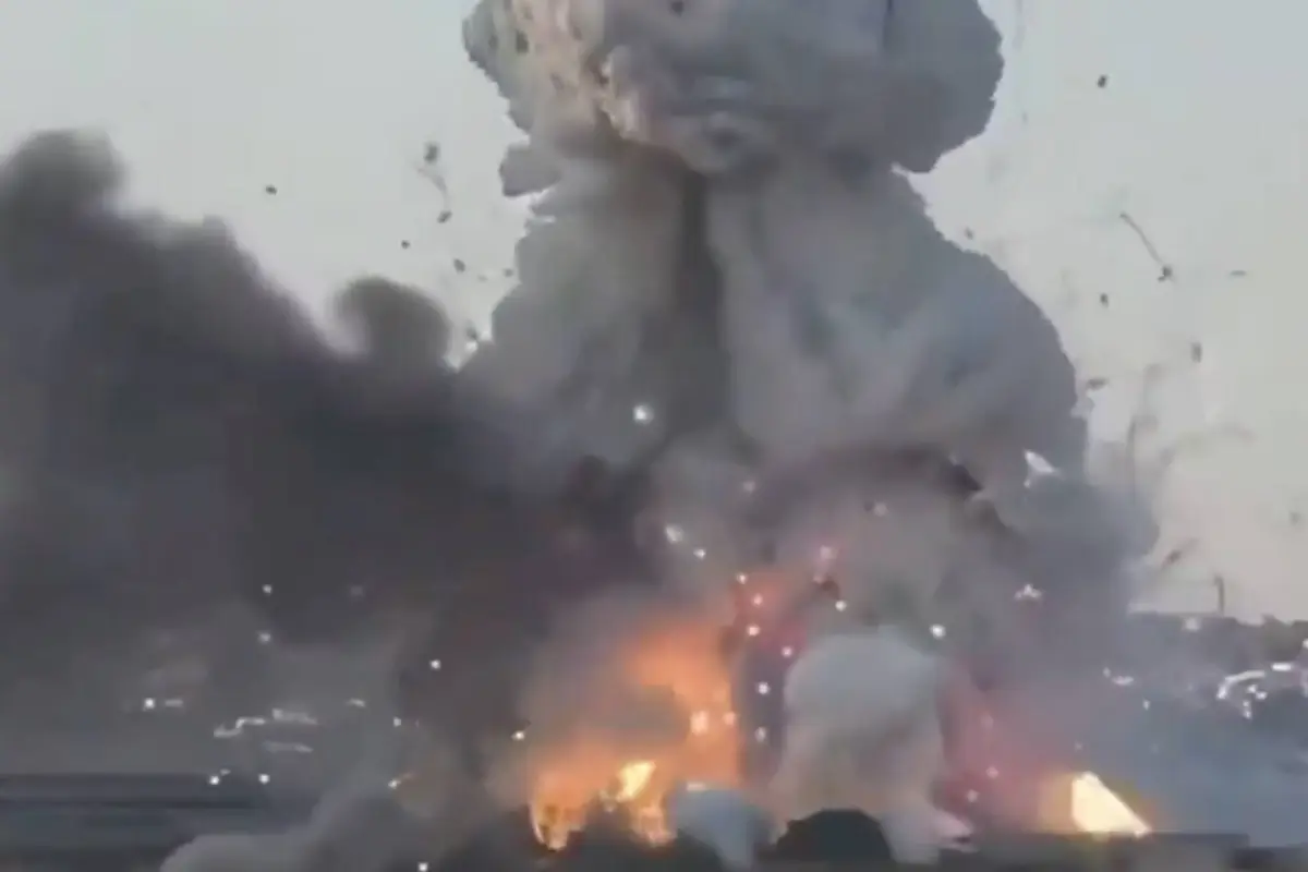 Impactante explosión en fábrica de fuegos artificiales en Malta., Captura de pantalla video de X.
