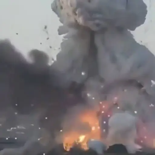 Impactante explosión en fábrica de fuegos artificiales en Malta. ,Captura de pantalla video de X.
