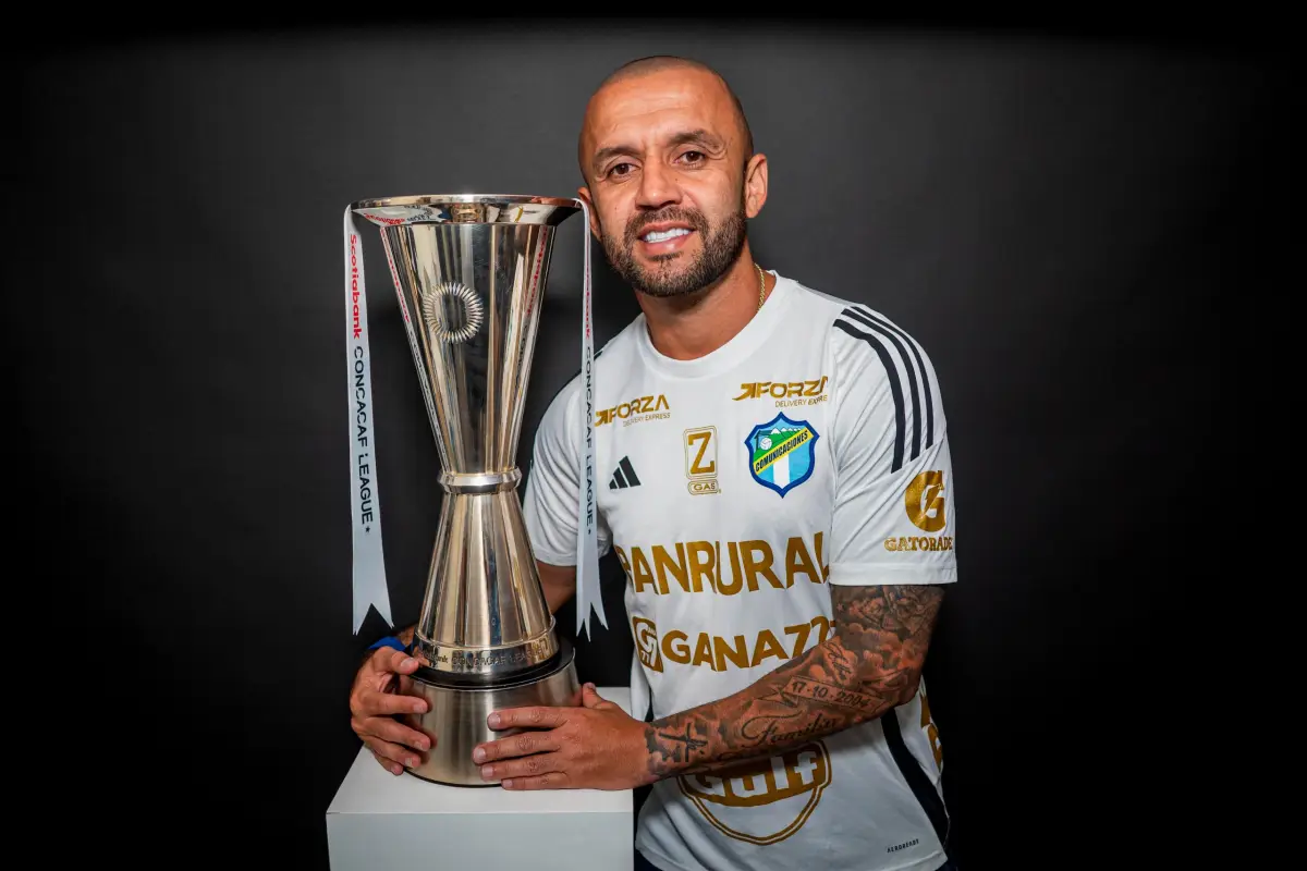 José Manuel Contreras con el trofeo de la Liga Concacaf 2021 - Cmunicaciones FC