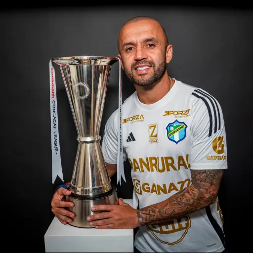 José Manuel Contreras con el trofeo de la Liga Concacaf 2021 - Cmunicaciones FC
