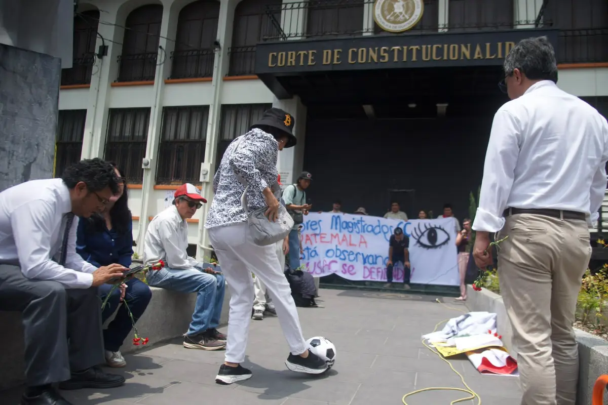 Manifestantes frente a la Corte de Constitucionalidad exigen dejar sin efecto la reelección de Walter Mazariegos como rector de la Usac., Omar Solís/Emisoras Unidas