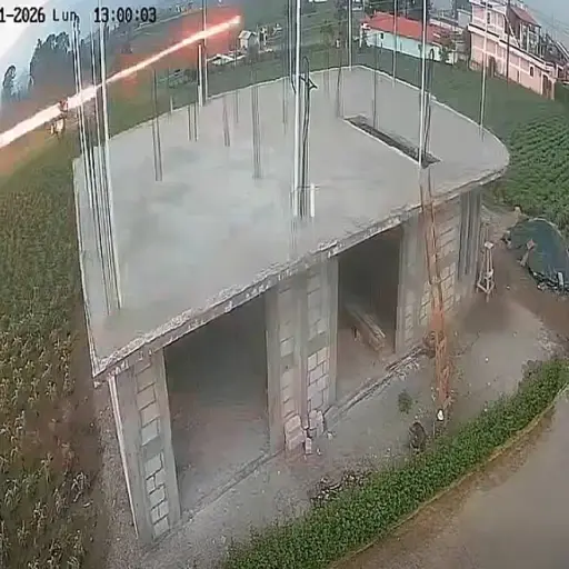 Una cámara de seguridad captó el momento del impacto. ,Captura de pantalla