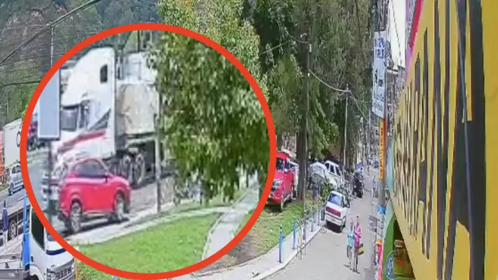 Se viralizan videos de tráiler sin frenos que provoca fuerte accidente en ruta al Pacífico. ,Captura de pantalla video de X.