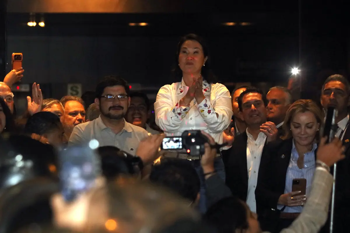 La candidata a la Presidencia de Perú Keiko Fujimori (c) celebra junto a simpatizantes tras los resultados de la segunda vuelta de las elecciones este domingo, en Lima (Perú), EFE/ Paul Vallejos