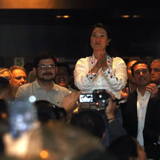 La candidata a la Presidencia de Perú Keiko Fujimori (c) celebra junto a simpatizantes tras los resultados de la segunda vuelta de las elecciones este domingo, en Lima (Perú) , EFE/ Paul Vallejos