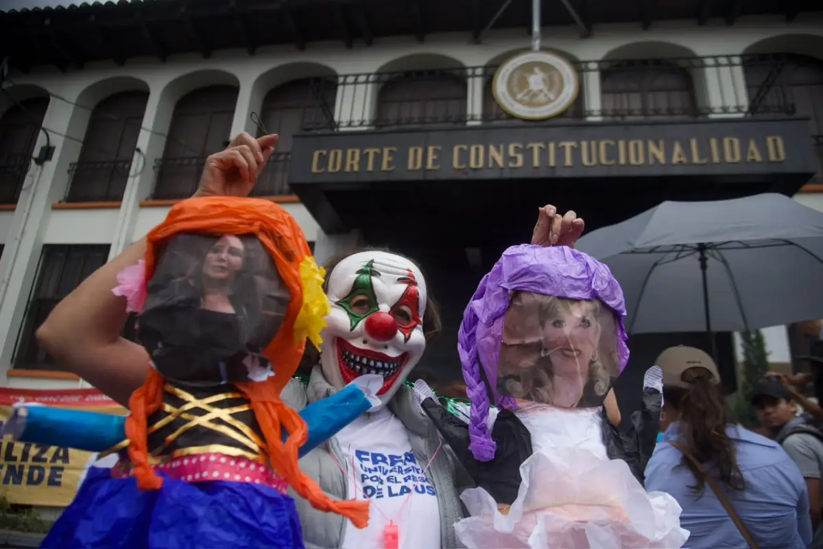 Manifestantes frente a la CC muestran piñatas con rostros de los magistrados de la Corte de Constitucionalidad durante una protesta en rechazo de la elección de Walter Mazariegos como rector de la Usac., Omar Solís/Emisoras Unidas