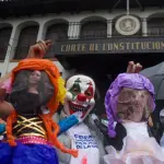 Con piñatas y pancartas, manifestantes se pronuncian sobre elección de rector de Usact