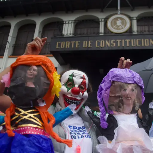 Manifestantes frente a la CC muestran piñatas con rostros de los magistrados de la Corte de Constitucionalidad durante una protesta en rechazo de la elección de Walter Mazariegos como rector de la Usac. ,Omar Solís/Emisoras Unidas