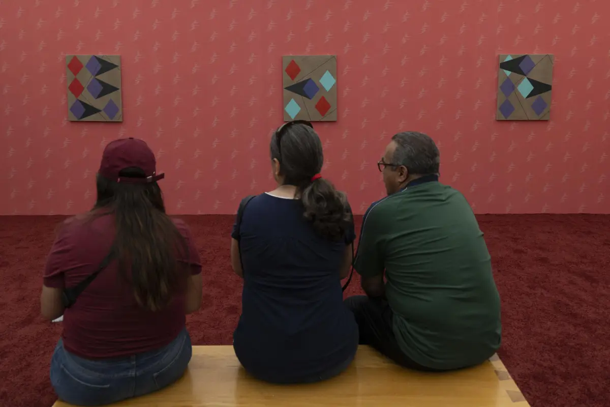 Personas recorren la muestra ‘El que la cambia la falla’ este sábado, en el Museo de Arte de Zapopan (Guadalajara, México), donde se exhiben los coloridos uniformes del exarquero mexicano Jorge Campos, EFE