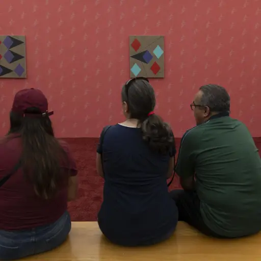 Personas recorren la muestra El que la cambia la falla este sábado, en el Museo de Arte de Zapopan (Guadalajara, México), donde se exhiben los coloridos uniformes del exarquero mexicano Jorge Campos ,EFE
