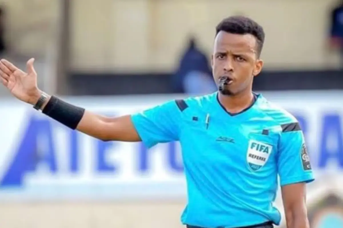 El árbitro Omar Abdulkadir Artan, elegido árbitro masculino del año 2025 por la Confederación Africana de Futbol (CAF),
