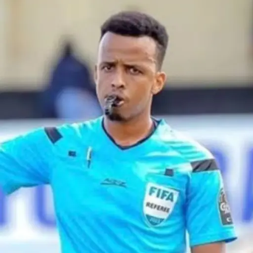 El árbitro Omar Abdulkadir Artan, elegido árbitro masculino del año 2025 por la Confederación Africana de Futbol (CAF), 