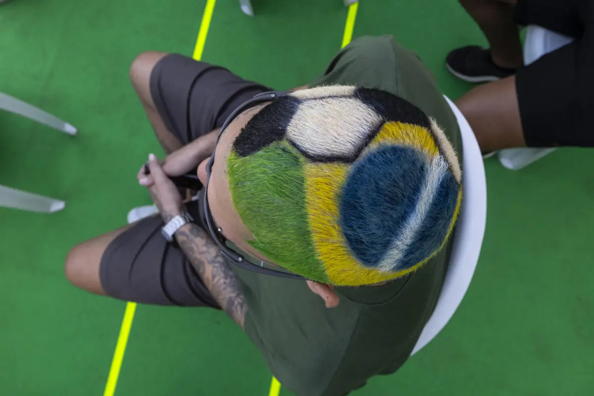 Fotografía que muestra un corte de cabello en el concurso “Batalla Mundial de Barberos” este lunes, en Río de Janeiro, Brasil., EFE