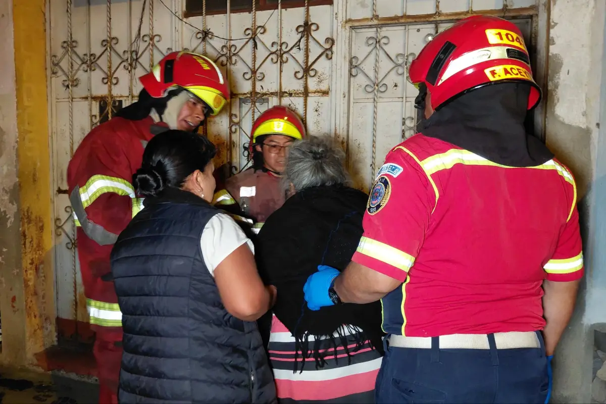 Bomberos evaluaron a los adultos mayores. , Foto Bomberos Municipales