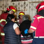 Rescatan a dos adultos mayores de incendio en zona 19t