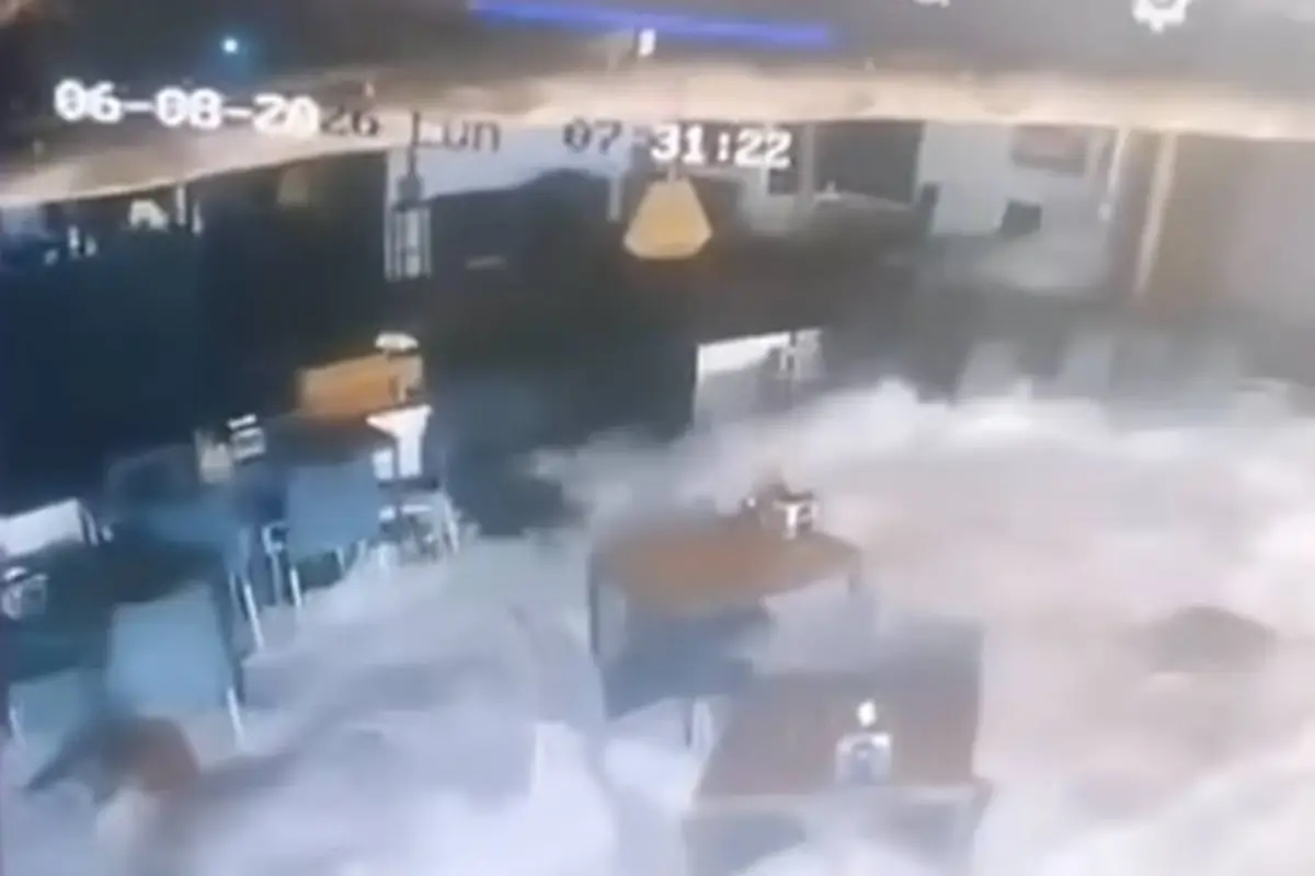 Cámara de seguridad registra ingreso del mar a un hotel en Monterrico., Captura de pantalla video de Facebook.