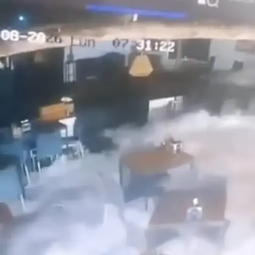 Cámara de seguridad registra ingreso del mar a un hotel en Monterrico. ,Captura de pantalla video de Facebook.