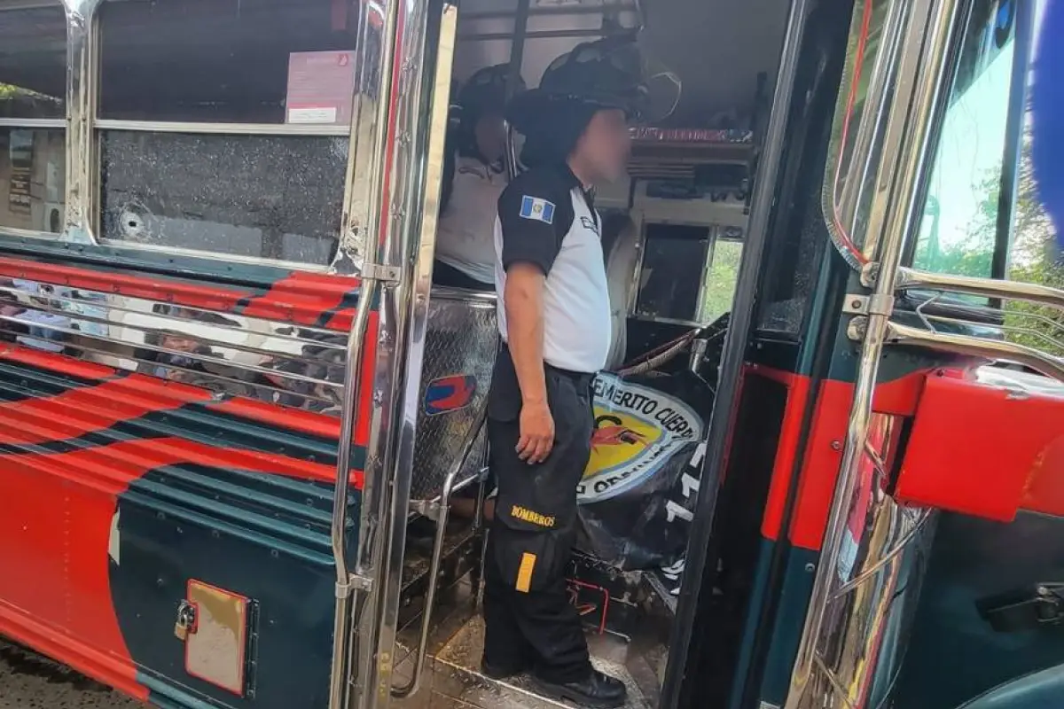 Una mujer murió tras el incidente armado en un autobús en Chinautla., Bomberos Voluntarios