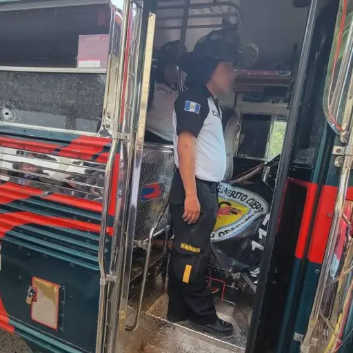 Una mujer murió tras el incidente armado en un autobús en Chinautla. ,Bomberos Voluntarios